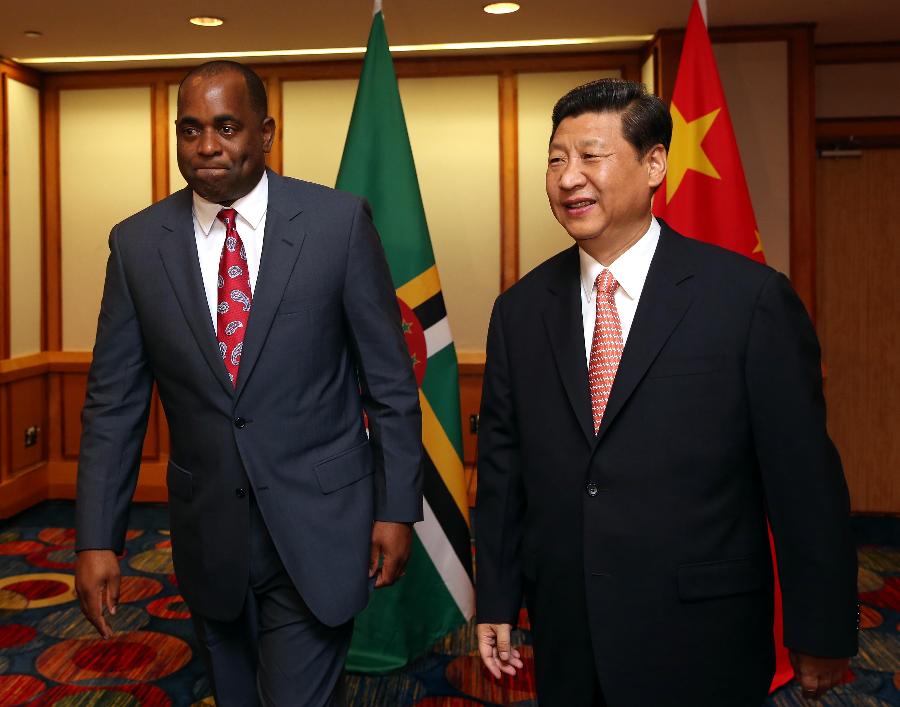 Chinese President Xi Jinping (R) meets with Prime Minister of Dominica Roosevelt Skerrit in Port of Spain, capital of the Republic of Trinidad and Tobago, June 2, 2013. (Xinhua/Yao Dawei)