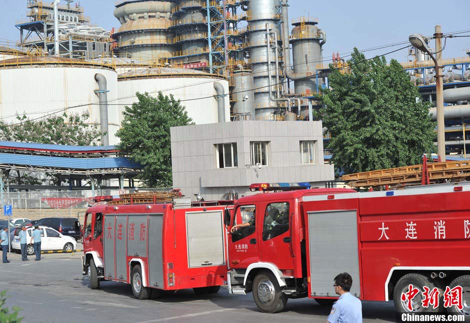 Fire fighters put out a fire at the accident site of oil residue tank blasts in a PetroChina outlet in Dalian, northeast China's Liaoning Province, June 2, 2013. At least two people were injured and two others have been reported missing after two tanks containing residual diesel oil exploded around 2:20 p.m. The cause of the blast is under investigation. （Photo/Chinanews.com）