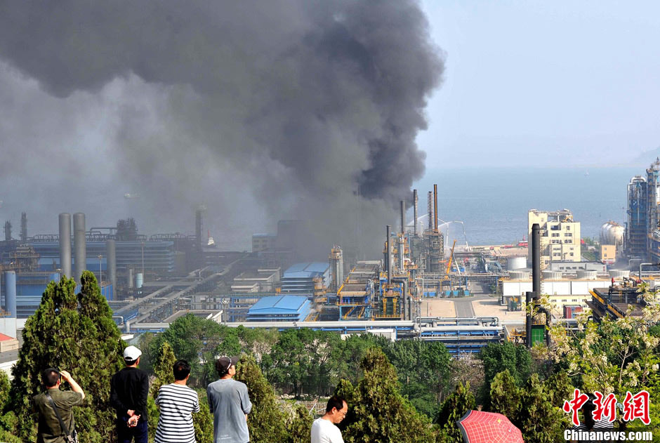 Oil tank blast causes casualties in Dalian, northeast China's Liaoning Province, June 2, 2013. At least two people were injured and two others have been reported missing after two tanks containing residual diesel oil exploded around 2:20 p.m. The cause of the blast is under investigation.（Photo/Chinanews.com）