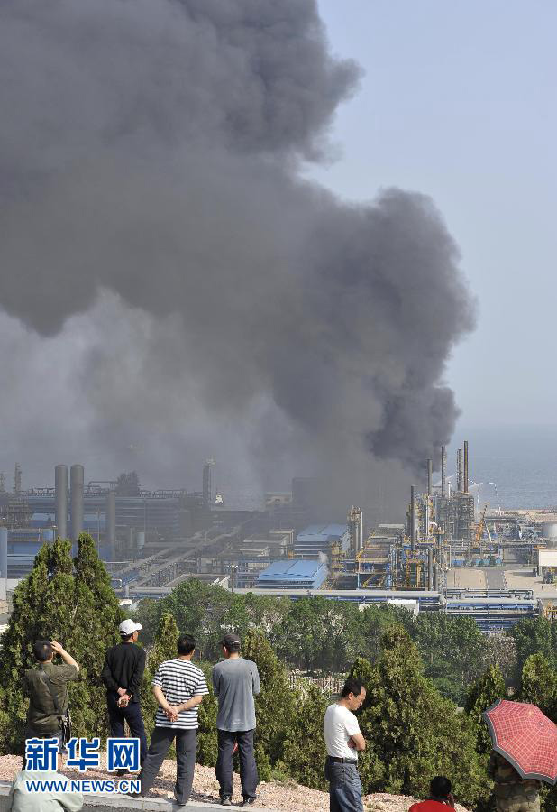 Oil tank blast causes casualties in Dalian, northeast China's Liaoning Province, June 2, 2013. At least two people were injured and two others have been reported missing after two tanks containing residual diesel oil exploded around 2:20 p.m. The cause of the blast is under investigation. (Xinhua/Cai Yongjun)