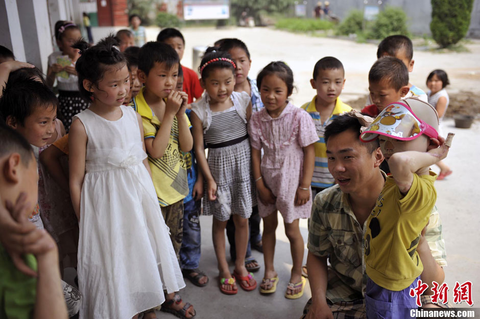 Cao returns to the school where she used to study in. She had to quit the school after the accident. She was eager to come back, at the same time, she was afraid that her looking would scare other kids. (Photo/Chinanews)