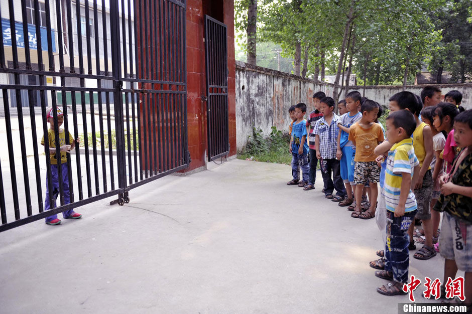 To encourage her, her father takes her back to school. But Cao felt very uncomfortable facing other's attention. (Photo/Chinanews)