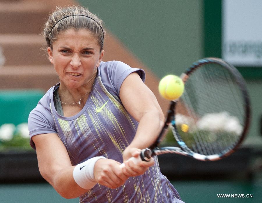 Sara Errani of Italy hits a return during her women's singles fourth round match against Carla Suarez Navarro of Spain on day 8 of the 2013 French Open tennis tournament at Roland Garros in Paris, France, on June 2, 2013. Sara Errani won 2-1 to enter the quarter-finals. (Xinhua/Bai Xue)