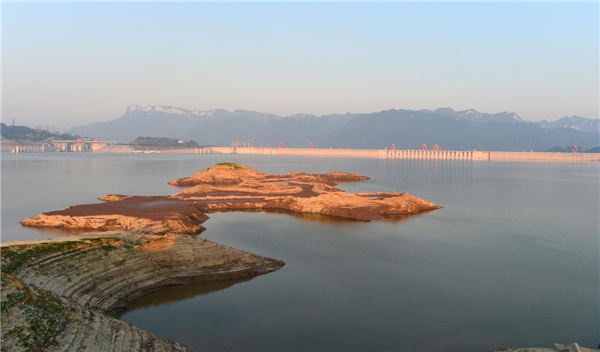 Islands appear as the water level of the Three Gorges Dam dropped to 149.97 meters in Yichang city, Hubei province, on June 2, 2013. The water level of the China's largest water control and hydropower project is set to fall below 146.5 meters before June 10, when major floods around the Yangtze River are expected. (Xinhua Photo)