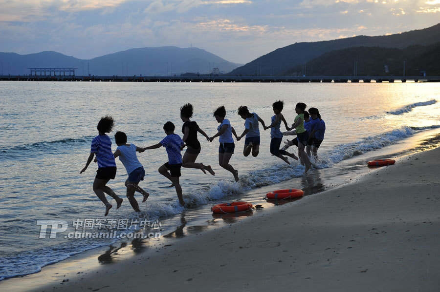 Chinese female naval soldiers start to implement combat duties (Soruce: chinamil.com.cn) 