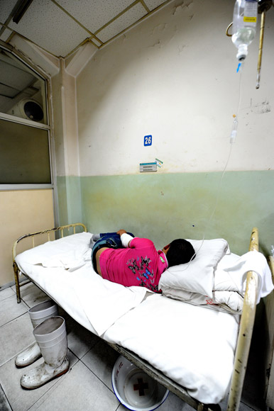 A badly injured worker who survived the deadly fire is received medical treatment in a hospital, Northeast China’s Jilin, June 3, 2013. A fire occurred on Monday in a slaughterhouse owned by the Jilin Baoyuanfeng Poultry Company in Mishazi Township of Dehui City, northeast China's Jilin. Death toll from the fire has risen to 119. Medical services and rescue work are still ongoing. (Photo/ Xinhua)