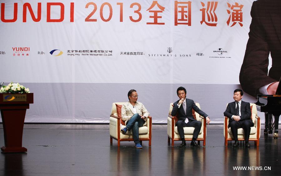 Chinese pianist Li Yundi (C) attends a press conference in Beijing, capital of China, June 3, 2013. Li on Monday announced here to hold piano recitals in 30 cities in China from mid-August to early November. (Xinhua/Wang Yongzhuo) 