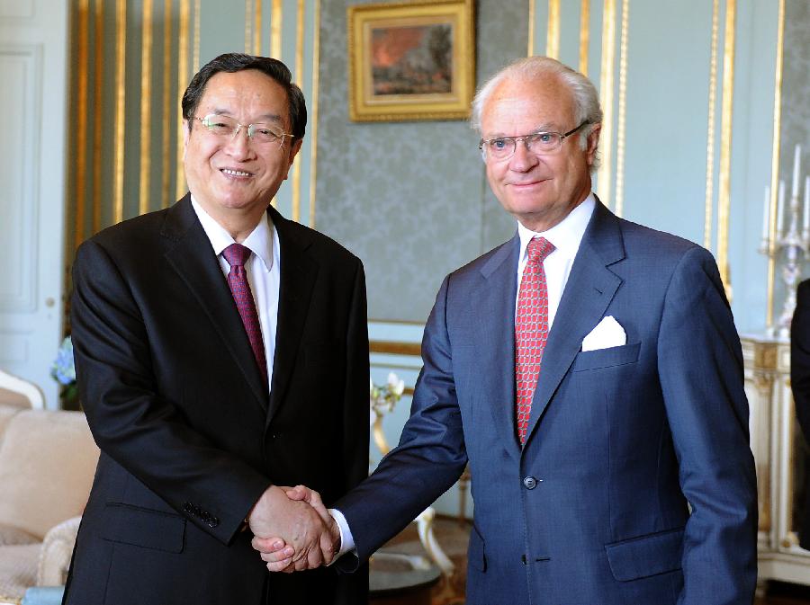 Yu Zhengsheng(L), chairman of the National Committee of the Chinese People's Political Consultative Conference, meets with Swedish King Carl XVI Gustaf, in Stockholm, Sweden, June 3, 2013. (Xinhua/Liu Jiansheng)