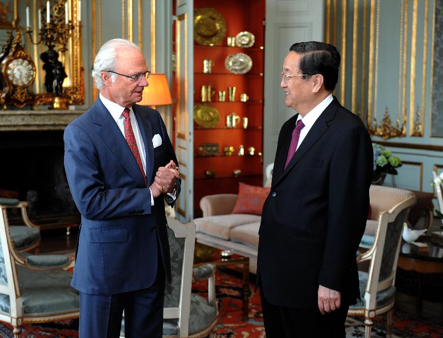 Yu Zhengsheng(R), chairman of the National Committee of the Chinese People's Political Consultative Conference, meets with Swedish King Carl XVI Gustaf, in Stockholm, Sweden, June 3, 2013. (Xinhua/Liu Jiansheng)