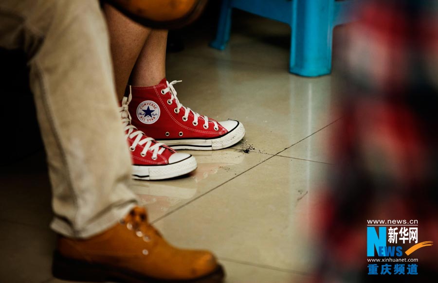 An actress steps on her cigarette butt. (Photo/Xinhua)