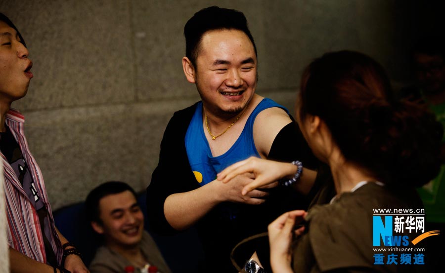 Actor Qi Jifu and his colleagues talk and laugh in the Chongqing cultural center. (Photo/Xinhua)