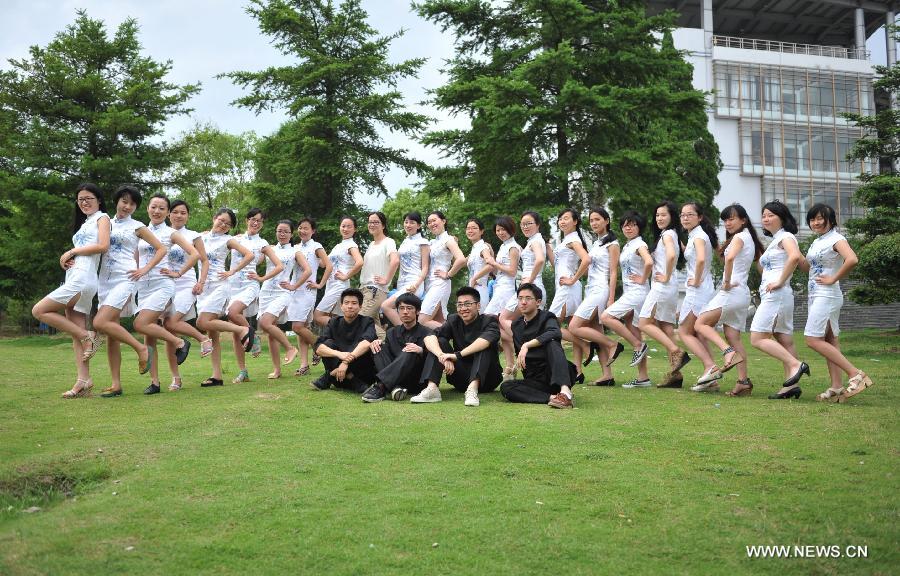 Graduates pose for a group photo at Zhejiang Agriculture and Farming University in Hangzhou, capital of east China's Zhejiang Province, May 26, 2013. (Xinhua/Hu Jianhuan)