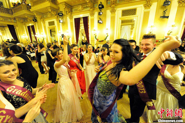 Czech middle school students celebrate graduation.(Photo/Xinhua)