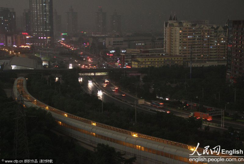 The sky turned dark.Beijing's meteorological station released two alarms Tuesday on a heavy rain in Beijing's suburbs, including Yanqing, Huairou and Changping.(Photo/ CFP)