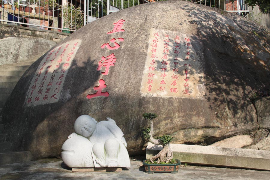 Located in Wanshi Mountain in Xiamen, Xiamen Botanical Garden is commonly known as the Wanshi Botanical Garden. Now the botanical garden grows more than 5,300 species of tropic and subtropical ornamental plants, and consists of 29 special plant gardens, each having its own unique characteristics. It is a tourist attraction with a long-lasting reputation in Fujian Province. (China.org.cn)