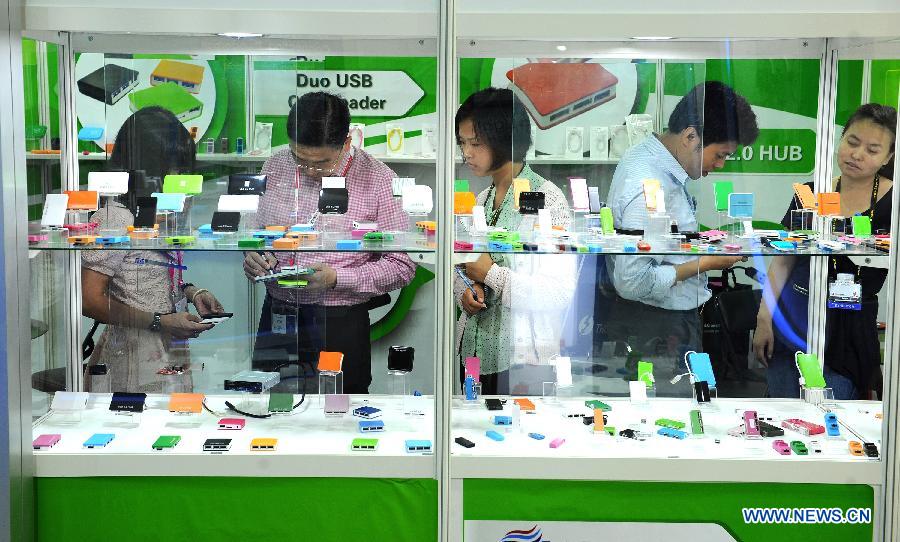 Visitors try on electronic devices at Computex Taipei 2013 exhibition, in Taipei, southeast China's Taiwan, June 4, 2013. The five-day exhibition opened here on Tuesday. (Xinhua/Tao Ming)