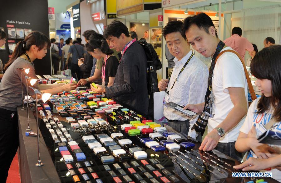 People visit Computex Taipei 2013 exhibition, in Taipei, southeast China's Taiwan, June 4, 2013. The five-day exhibition opened here on Tuesday. (Xinhua/Tao Ming)