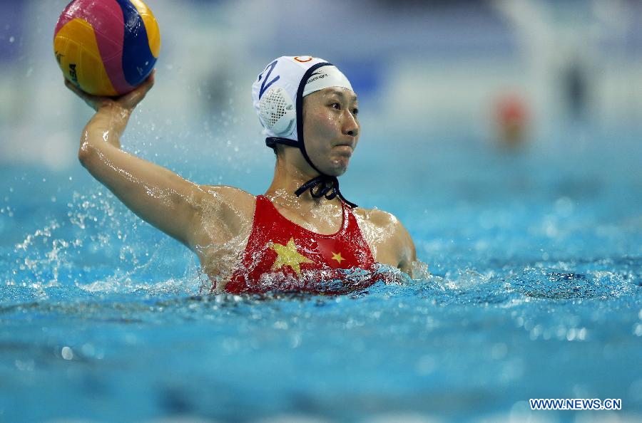 Teng Fei of China competes during the quarterfinal against Italy at the 2013 FINA Women's Water Polo World League Super Final in Beijing, capital of China, June 4, 2013. China won 11-8. (Xinhua/Bai Xuefei)