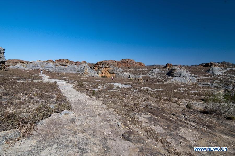 Photo taken on May 30, 2013 shows a scene of Isalo National Park in the Ihorombe region, southwestern Madagascar. Isalo National Park is konwn for a variety of physiognomies and species of birds, frogs and mammals. (Xinhua/He Xianfeng) 