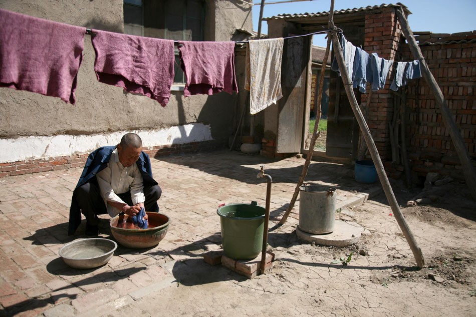 Wang washes diapers on May 29, 2013. (Xinhua/Ren Lihua)