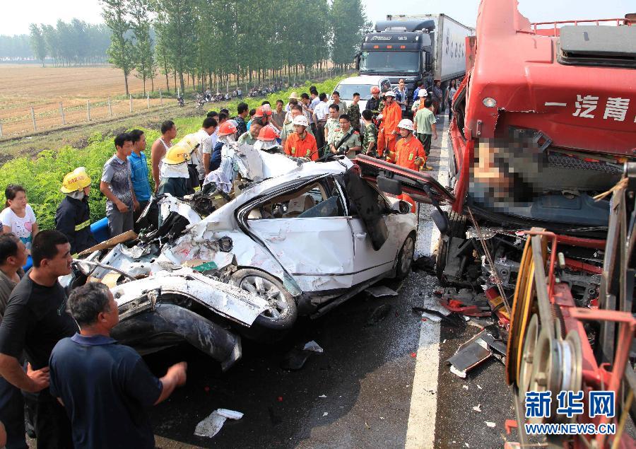 Nine people were killed on Tuesday in 16 pileups on a fogbound expressway in central China's Henan Province.(Photo/Xinhua)