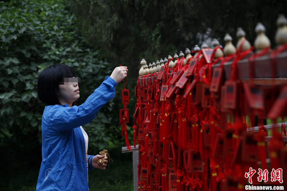 Every year before Gaokao, loads of students accompanied by their parents come and pray at Confucian temple. (CNS/Liu Guanguan)