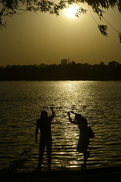 Citizens enjoy leisure time beside a lake park at the heart of northeast Chinese city Tangshan. The lake used to be a 1,800-hectare landfill with 4.5 million cubic meters of life waste. In 2008, Tangshan launched an environment improvement project revamping the large landfill into a beautiful lake park. (Xinhua/Zheng Yong)