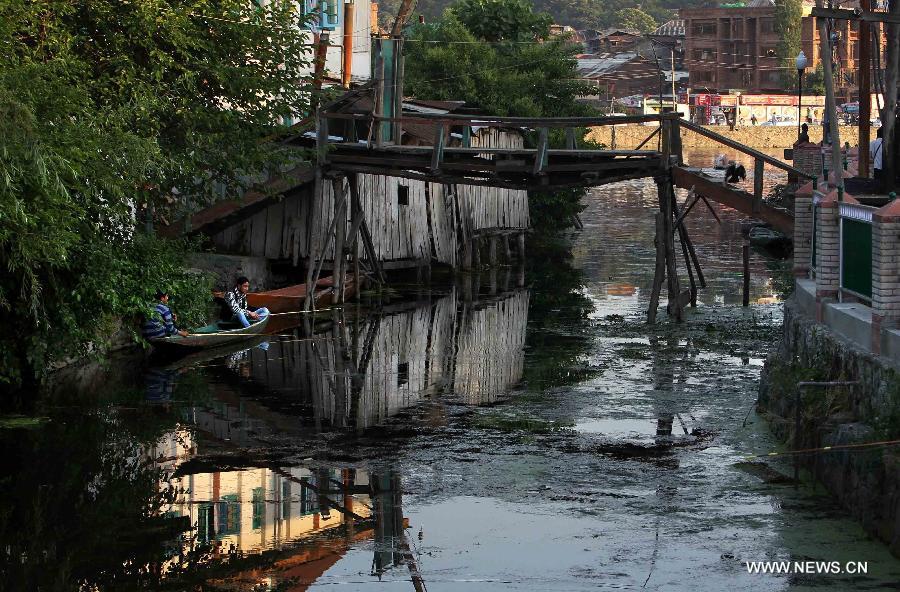 Kashmiri young men fish on polluted water in Srinagar, summer capital of Indian-controlled Kashmir, June 4, 2013. The World Environment Day that falls on June 5 is celebrated by the United Nations to stimulate worldwide awareness of environmental issues and encourages political action. (Xinhua/Javed Dar)