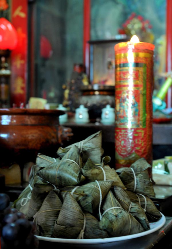 Zongzi (traditional food during the Dragon Boat Festival) is consecrated at the Taihe Temple in Qu village, Zhanghua city, Southeast China's Taiwan. (Xinhua)