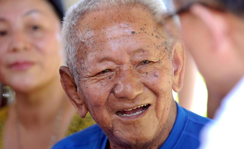 This 83-year-old man, who is a descendant of the ancient Qu State, is respected by the villagers. (Xinhua)