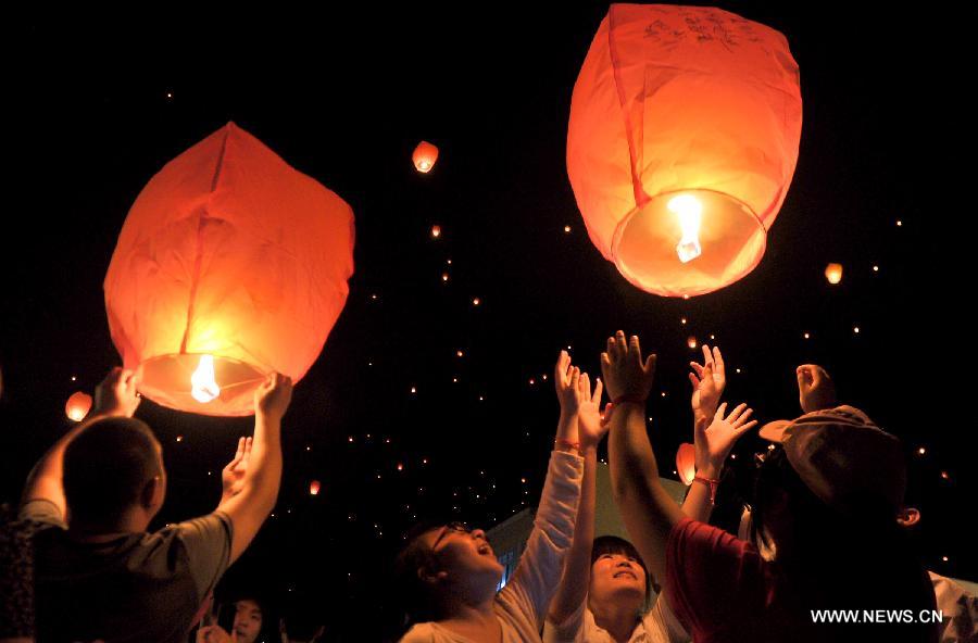 High school graduates fly sky lanterns, wishing for good luck in the coming national college entrance exams in Maotanchang Township of Lu'an City, east China's Anhui Province, June 4, 2013. High school graduates will take part in the national college entrance exams set for June 7-8. (Xinhua/Guo Chen)
