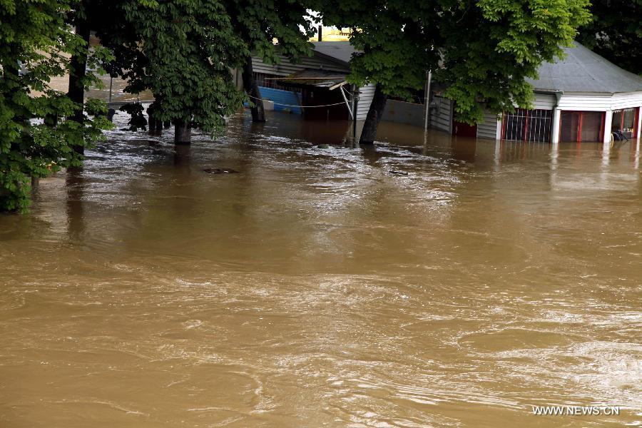 Photo taken on June 4, 2013 shows a flooded street with submerged residential buildings in Halle, eastern Germany. The water level of Saale River across Halle City is expected to rise up to its historical record of 7.8 meters in 400 years, due to persistent heavy rains in south and east Germany. (Xinhua/Pan Xu)  