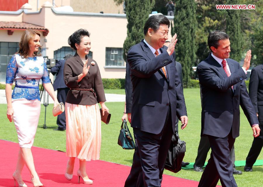 Chinese President Xi Jinping (Front) attends a welcoming ceremony held for him by Mexican President Enrique Pena Nieto (R) in Mexico City, capital of Mexico, June 4, 2013. (Xinhua/Yao Dawei)