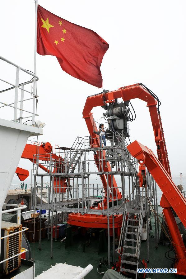 Xiangyanghong 09, a mother vessel for the manned submersible Jiaolong, leaves Zhongyuan Dock in Qingdao, east China's Shandong Province, June 5, 2013, to receive Jiaolong in Jiangyin City of east China's Jiangsu Province. Xiangyanghong 09 is expected to leave for the South China Sea and the North Pacific on June 10, kicking off a sailing of experimental application. It will conduct a scientific research on marine biodiversity during its 110-day journey. (Xinhua/Li Ziheng) 