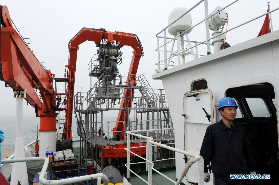 Xiangyanghong 09, a mother vessel for the manned submersible Jiaolong, leaves Zhongyuan Dock in Qingdao, east China's Shandong Province, June 5, 2013, to receive Jiaolong in Jiangyin City of east China's Jiangsu Province. Xiangyanghong 09 is expected to leave for the South China Sea and the North Pacific on June 10, kicking off a sailing of experimental application. It will conduct a scientific research on marine biodiversity during its 110-day journey. (Xinhua/Li Ziheng) 