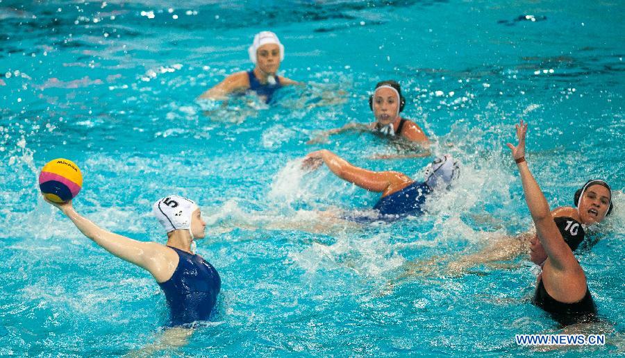 Queirolo Elisa (L) of Italy competes during the 2013 FINA Women's Water Polo World League Super Final classification 5-8 against Canada in Beijing, capital of China, June 5, 2013. Italy won 13-9. (Xinhua/Zhang Yu)