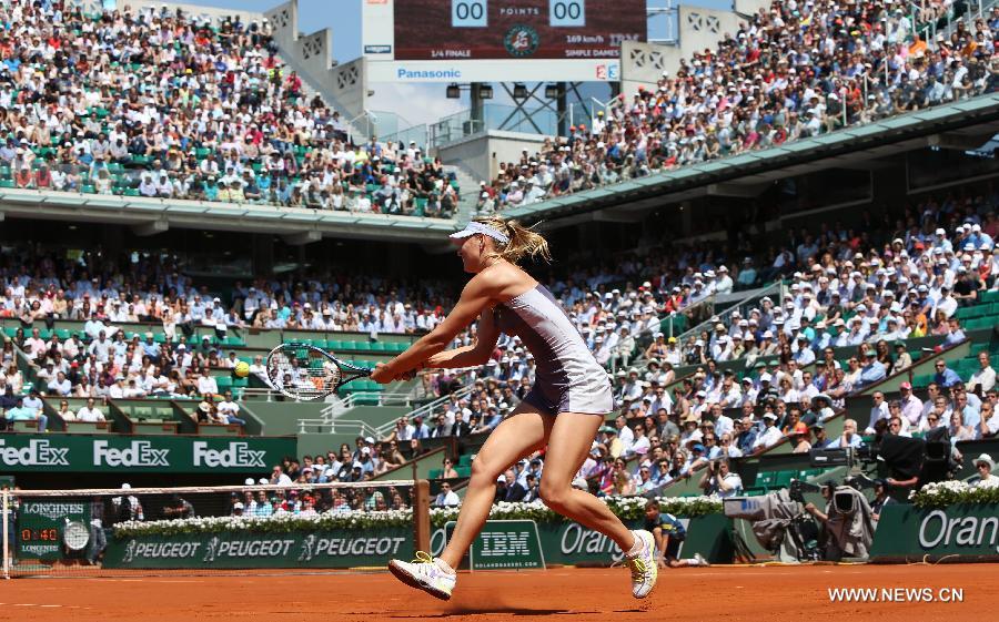 Maria Sharapova of Russia hits a return during the women's singles semifinal match against Jelena Jankovic of Serbia at the French Open tennis tournament in Paris, France, June 5, 2013. Sharapova won 2-1. (Xinhua/Gao Jing)