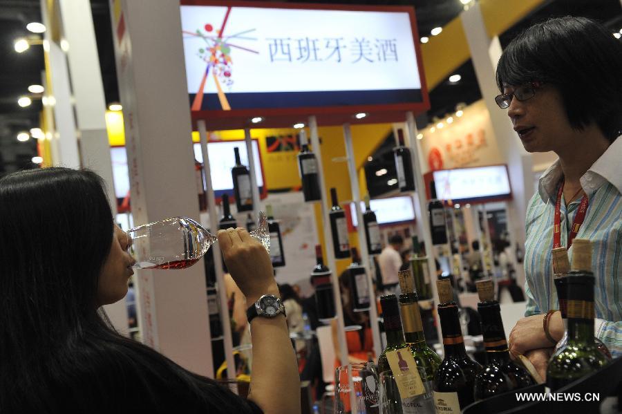 A visitor tastes Spanish wine at the Top Wine China 2013 Expo in Beijing, capital of China, June 5, 2013. The 3-day expo kicked off on June 4, with over 5,000 wine brands from home and abroad participated. (Xinhua/Lu Peng) 