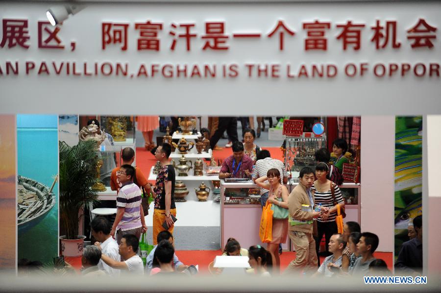 People visit the first China-South Asia Expo in Kunming, capital of southwest China's Yunnan Province, June 6, 2013. The five-day China-South Asia Expo opened here on Thursday, attracting over 1,400 exhibitors from Asian countries and regions. (Xinhua/Qin Qing)