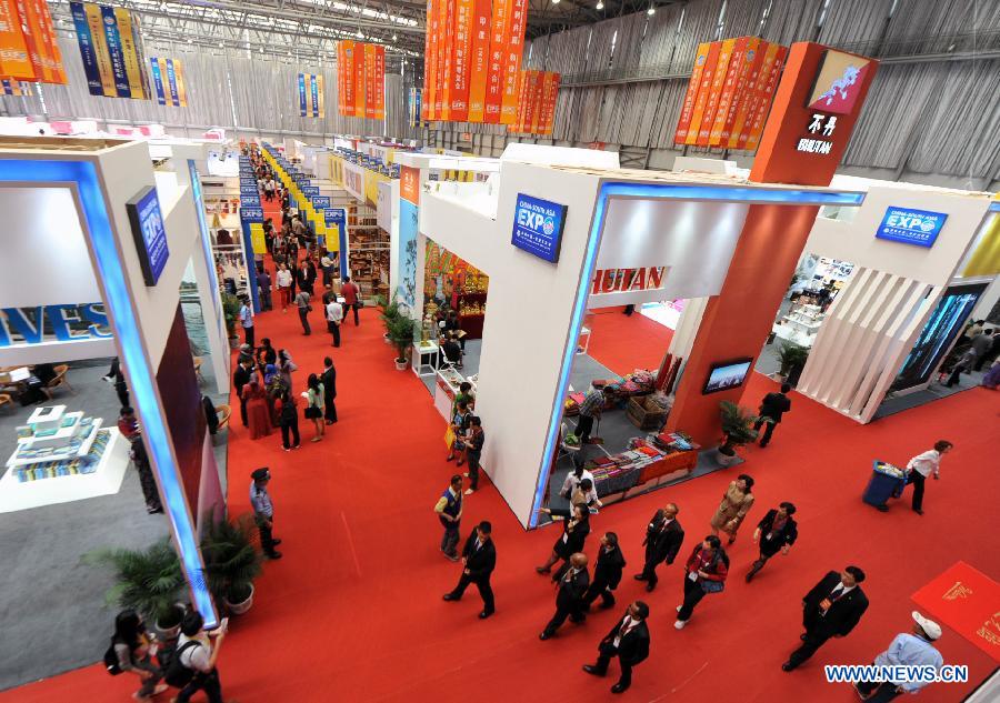 People visit the first China-South Asia Expo in Kunming, capital of southwest China's Yunnan Province, June 6, 2013. The five-day China-South Asia Expo opened here on Thursday, attracting over 1,400 exhibitors from Asian countries and regions. (Xinhua/Chen Haining)