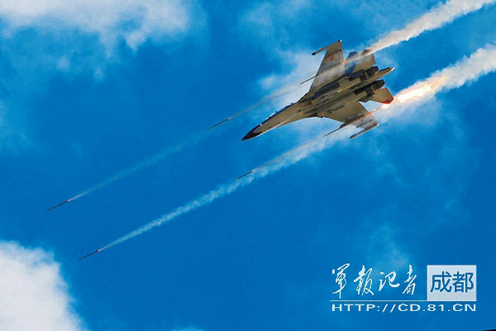 A troop unit of the air force under the Chengdu Military Area Command (MAC) of the Chinese People's Liberation Army (PLA) organized the systematic confrontation training under information-based conditions in mid-May. The officers and men conducted drills on such subjects as joint early warning, electromagnetic confrontation，ultra-low-altitude penetration defense and so on. (Chinamil.com.cn/ Xun Chunbian and Liu Yinghua)