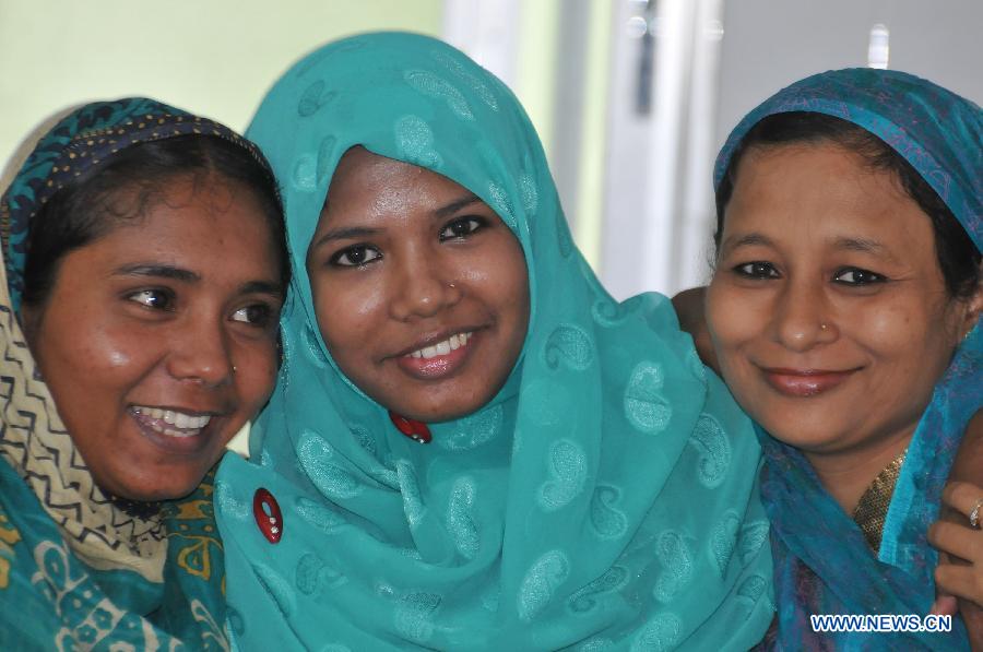 Reshma (C), a young female garment worker, poses for photos with her sisters in a hospital in Savar on the outskirts of Dhaka, Bangladesh, June 6, 2013. Miraculous Bangladeshi building collapse survivor Reshma will join Starwood Hotels and Resorts Worldwide, one of the top global hotel chains, as an ambassador, officials said Thursday. Eight-storey building Rana Plaza collapsed in Savar on the outskirts of the capital Dhaka on April 24, leaving at least 1,127 people dead. (Xinhua/Shariful Islam)