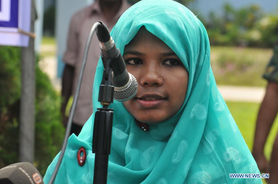 Reshma, a young female garment worker, speaks to media in a hospital in Savar on the outskirts of Dhaka, Bangladesh, June 6, 2013. Miraculous Bangladeshi building collapse survivor Reshma will join Starwood Hotels and Resorts Worldwide, one of the top global hotel chains, as an ambassador, officials said Thursday. Eight-storey building Rana Plaza collapsed in Savar on the outskirts of the capital Dhaka on April 24, leaving at least 1,127 people dead. (Xinhua/Shariful Islam)