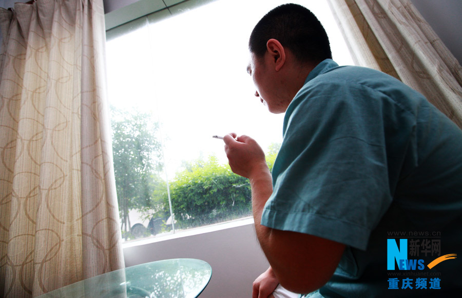 Wang in the smoking room in Chongqing rehab center. (Photo/Xinhua)