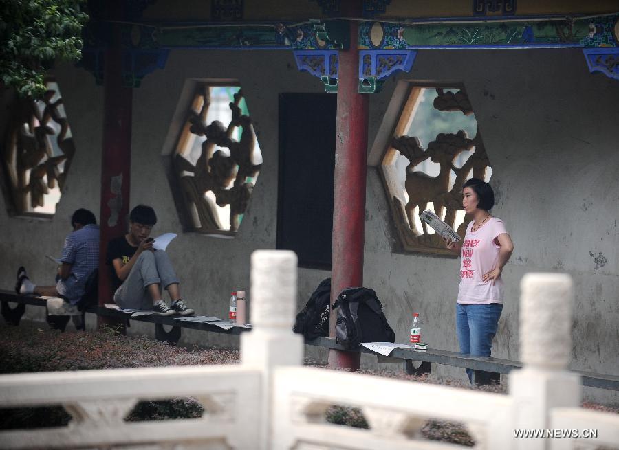 Students prepare for the national college entrance exam at Taigu Middle School in Taigu County, north China's Shanxi Province, June 6, 2013. The annual national college entrance exam will take place on June 7 and 8. Some 9.12 million applicants are expected to sit this year's college entrance exam, down from 9.15 million in 2012, according to the Ministry of Education (MOE). (Xinhua/Yan Yan)