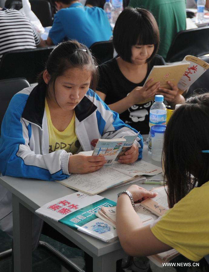 Students prepare for the national college entrance exam at Gu'an No.1 Middle School in Gu'an County, north China's Hebei Province, June 6, 2013. The annual national college entrance exam will take place on June 7 and 8. Some 9.12 million applicants are expected to sit this year's college entrance exam, down from 9.15 million in 2012, according to the Ministry of Education (MOE). (Xinhua/Wang Xiao)