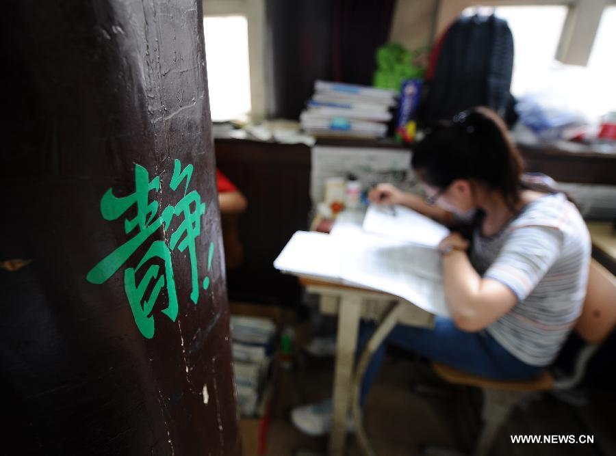 A student prepares for the national college entrance exam at Taigu Middle School in Taigu County, north China's Shanxi Province, June 6, 2013. The annual national college entrance exam will take place on June 7 and 8. Some 9.12 million applicants are expected to sit this year's college entrance exam, down from 9.15 million in 2012, according to the Ministry of Education (MOE). (Xinhua/Yan Yan)