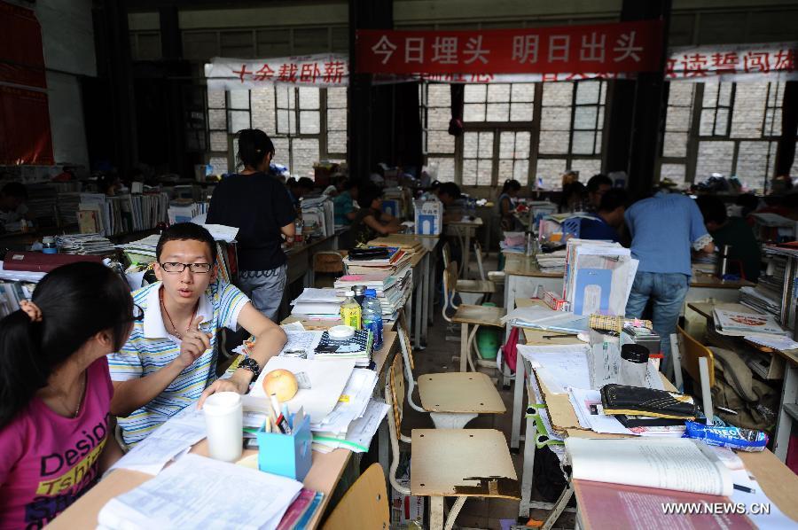 Students chat while preparing for the national college entrance exam at Taigu Middle School in Taigu County, north China's Shanxi Province, June 6, 2013. The annual national college entrance exam will take place on June 7 and 8. Some 9.12 million applicants are expected to sit this year's college entrance exam, down from 9.15 million in 2012, according to the Ministry of Education (MOE). (Xinhua/Yan Yan)