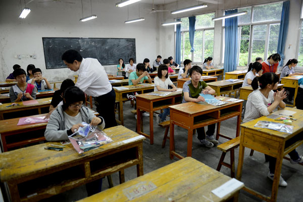 Students in Liu'an city, East China's Anhui province, are ready to take their exam, June 7, 2013. [Photo/Xinhua] 