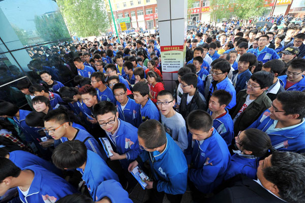 Students go into an exam site in Xiji, June 7, 2013. [Photo/Xinhua]
